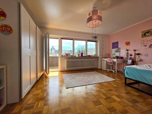 Schlafzimmer mit Balkon im OG - 
