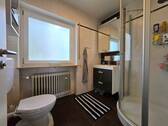 Badezimmer mit Dusche und WC im OG - 