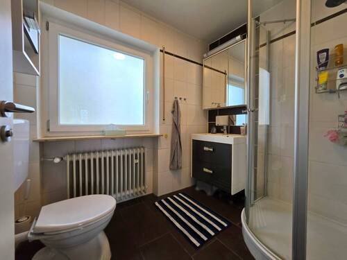 Badezimmer mit Dusche und WC im OG - 