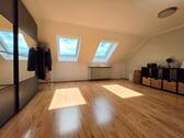 Studio/Schlafzimmer im DG mit neuen Fenstern und T - 