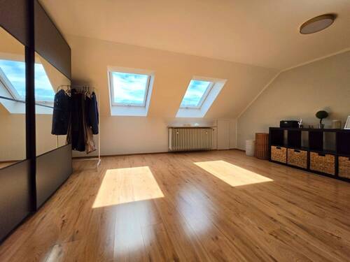 Studio/Schlafzimmer im DG mit neuen Fenstern und T - 