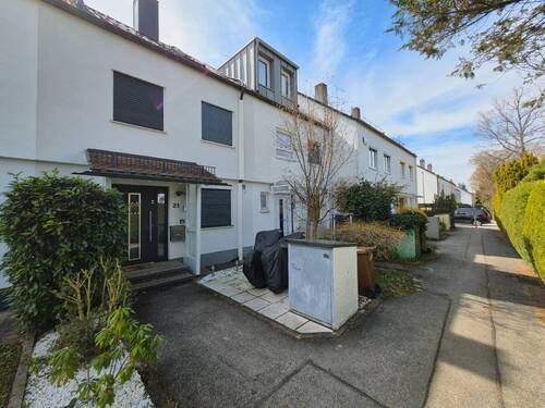 Hausansicht mit Fahrradständer - 