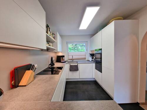 Schicke und offene Einbauküche - 4 Zimmer Reihenmittelhaus in Putzbrunn