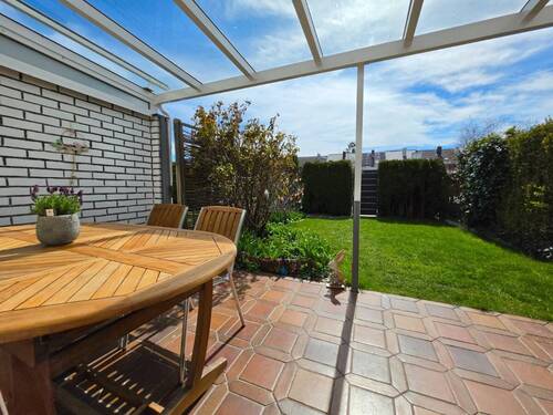 Große Terrasse mit neuer Glasüberdachung und Besch - 