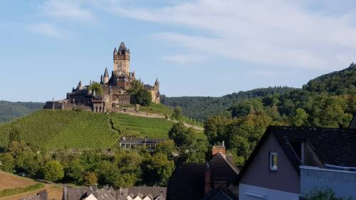 Traumhafte Aussicht auf die romantische Reichsburg - 