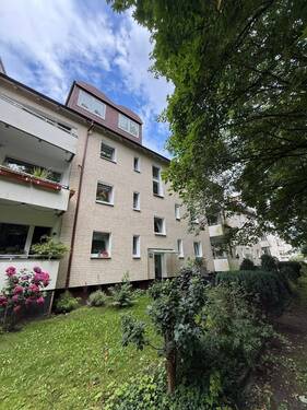 Hausansicht - Renovierte 2,5 Zimmerwohnung mit Balkon in Ahrensburg