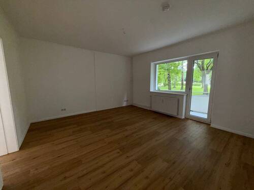 Wohnzimmer mit Balkon - 2 Zimmer Etagenwohnung zur Miete in Ahrensburg