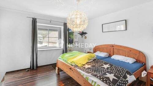 1. OG Schlafzimmer 1 - 