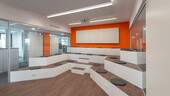 Arena mit Beamer und Leinwand - 