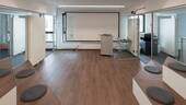 Arena mit Beamer und Leinwand - 