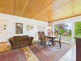 geräumiges Esszimmer mit Blick in den Garten - 