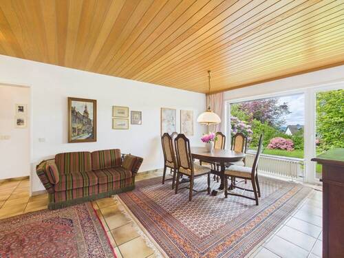 geräumiges Esszimmer mit Blick in den Garten - 