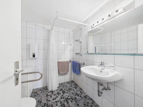 Bad UG mit ebenerdiger Dusche - 