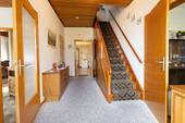 Flur EG mit Treppenaufgang - 