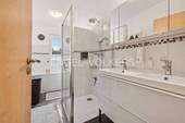 Badezimmer mit Dusche und Badewanne - 