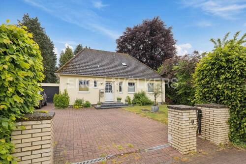 Vorderansicht mit Garage - 