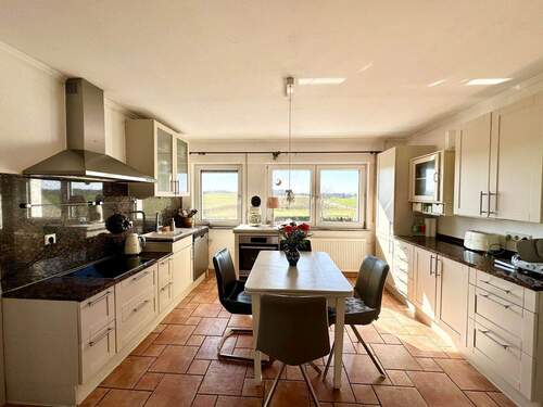 große Wohnküche mit Einbauküche - 