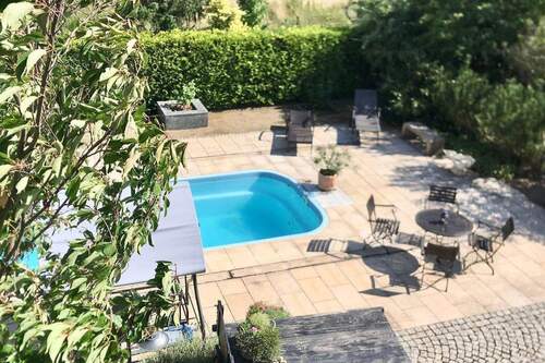 sehr schöner Pool im Garten - 