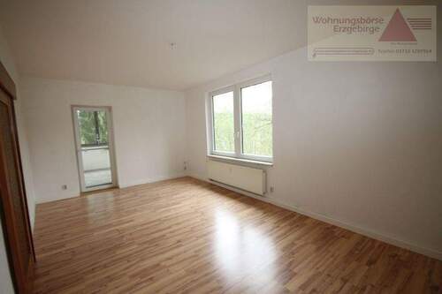 Wohnzimmer - Ein unverbauter Blick in Richtung Pöhlberg - 3-Raum-Wohnung mit Balkon und Stellplatz!