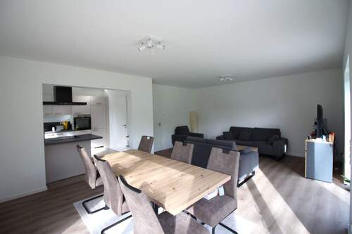 Wohn- und Esszimer mit Blick in Küche - Doppelhaushälfte mit 126,00 m&sup2; in Stade zum Kaufen