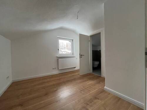 Whg. 3 - Zimmer mit Bad im DG - 