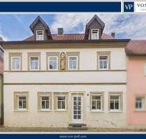 Denkmalgeschütztes Unikat mit barocken Details, schönem Garten, Garage und Stellplätzen - Haßfurt
