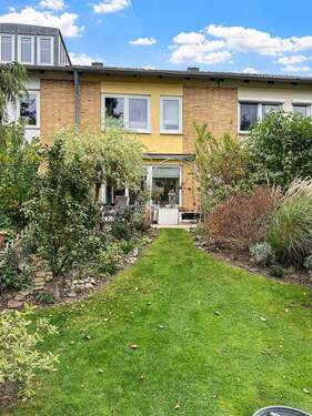 Ansicht vom Garten - Attraktives Reihenhaus in Lübeck - modernisiert und vermietet, mit Garten in Uni-Nähe