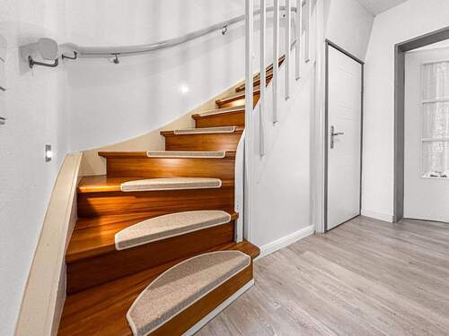 Treppenaufgang und Flur EG - 4 Zimmer Reihenmittelhaus in Lübeck