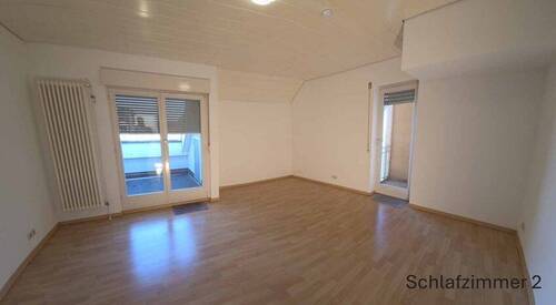 Schlafzi m. Blick zur Loggia u. Balkonaustritt rechts - 