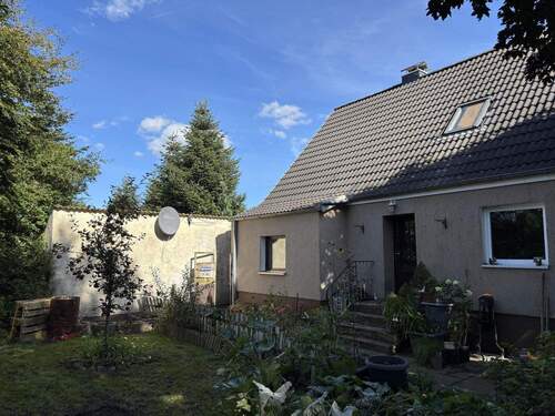 Rückseite und Eingangsbereich des Hauses - 8 Zimmer Einfamilienhaus zum Kaufen in Lindewitt