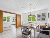 Esszimmer mit Blick in das Wohnzimmer - 