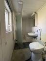 Badezimmer mit Dusche und Tageslicht - 