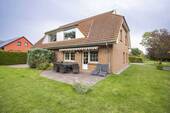 Rückansicht mit Terrasse - Insel Ummanz: Ferienwohnung mit Garten, Terrasse und Stellplatz