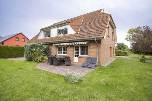 Rückansicht mit Terrasse - Insel Ummanz: Ferienwohnung mit Garten, Terrasse und Stellplatz