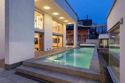 Pool - Einfamilienhaus mit 414,00 m&sup2; in München zum Kaufen