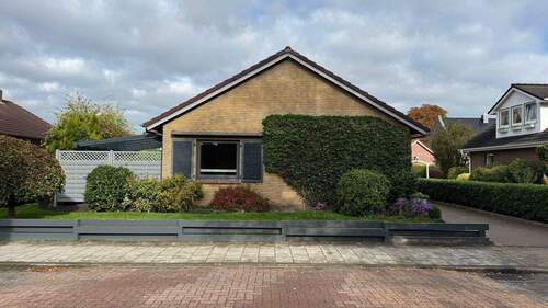 Frontansicht - Attraktiver Bungalow mit Garten, Terrasse & Garage in ruhiger Lage von Leer-Heisfelde