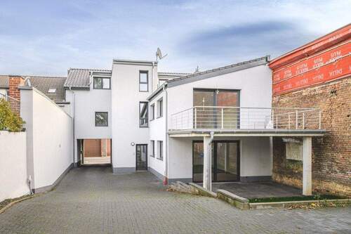 Titelbild - Neuwertige Eigentumswohnung im sanierten 3- Familienhaus