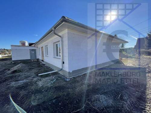 Haus rechts Seitenansicht - 4 Zimmer Einfamilienhaus zur Miete in Kolkwitz / Limberg