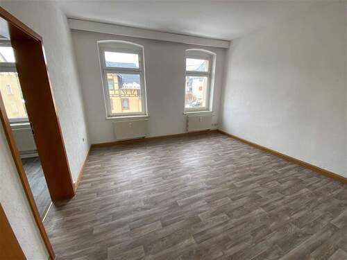 heller Wohnbereich mit ZUgang zur Küche - 