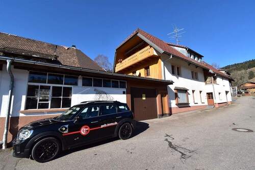 Hausansicht mit Gewerbe - Aufgepasst - 3 Familienhaus mit Gewerbehalle in Todtmoos!