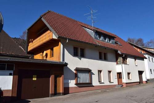 Hausansicht und Garage - 9 Zimmer Mehrfamilienhaus, Wohnhaus zum Kaufen in Todtmoos