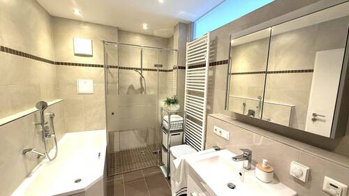 modernes Bad mit Badewanne und Dusche - 