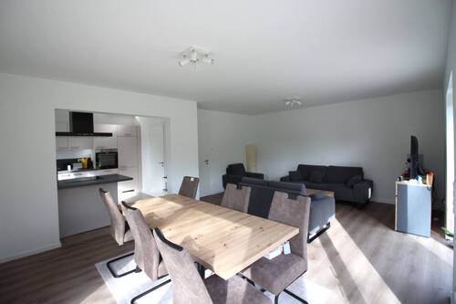 Wohn- und Esszimer mit Blick in Küche - Doppelhaushälfte mit 126,00 m&sup2; in Stade zum Kaufen