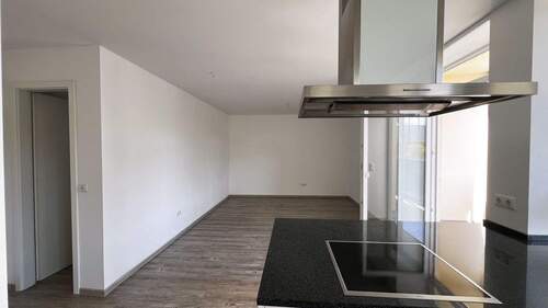 Kücheninsel mit Blick auf Wohnbereich - Etagenwohnung mit 65,90 m&sup2; in Nürnberg zur Miete