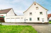 Haus Vorderansicht + Garagen - Wohn- und Geschäftshaus mit Top-Potenzial ! Aktuell 1 Etage Gewerbefläche + 2 Etagen Wohnfläche