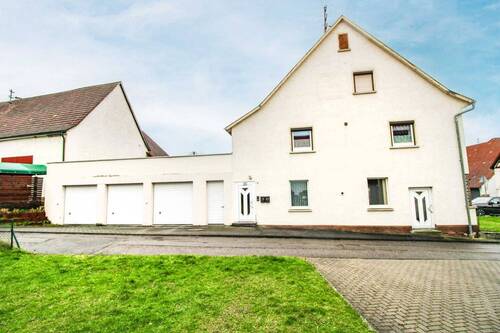 Haus Vorderansicht + Garagen - Wohn- und Geschäftshaus mit Top-Potenzial ! Aktuell 1 Etage Gewerbefläche + 2 Etagen Wohnfläche