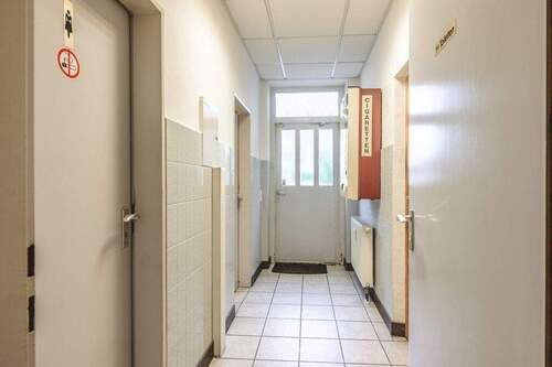 Flur zu den Toiletten und HInterausgang - 