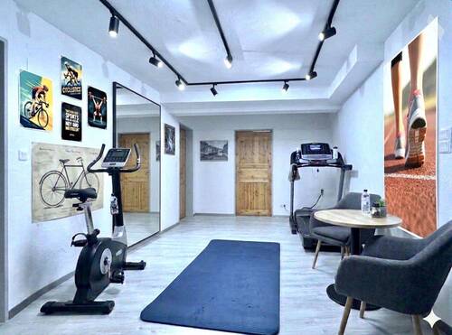 UG Flur Sportraum KI generiert - 