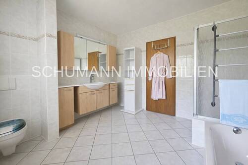 Großes Wannenbad mit Dusche und Fenster - 