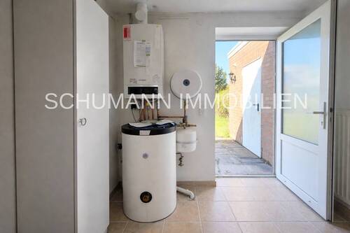 Garagenanbau, Flur mit Gasbrennwerttherme und Ausgang i.d. Garten - 